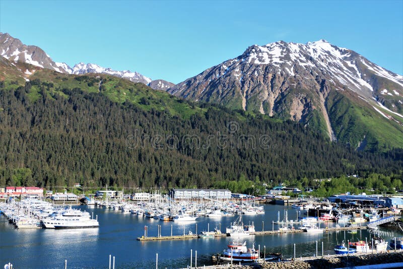 Sewardhaven in Alaska met bergen op achtergrond stock foto Sewardhaven in Alaska met bergen op achtergrond stock foto