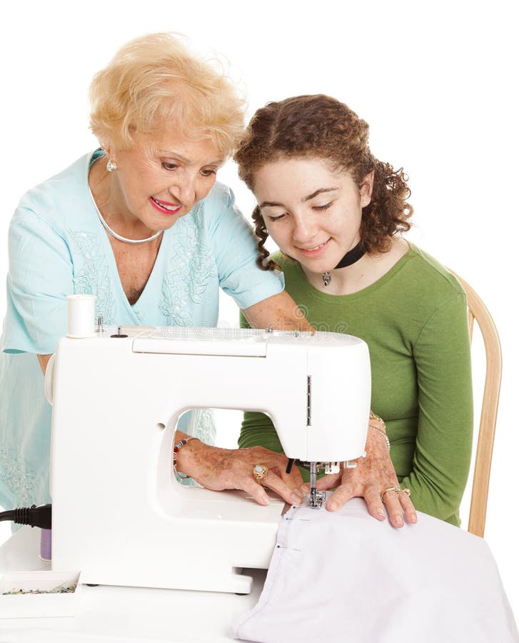 Una mujer desplegado su nieta sobre el de coser máquina.