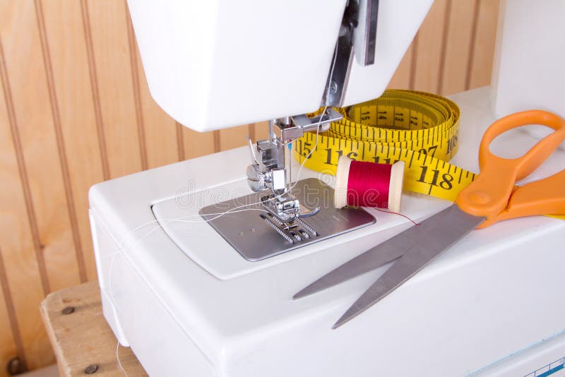 https://thumbs.dreamstime.com/b/sewing-sewing-machine-supplies-measuring-tape-thread-scissors-30047305.jpg