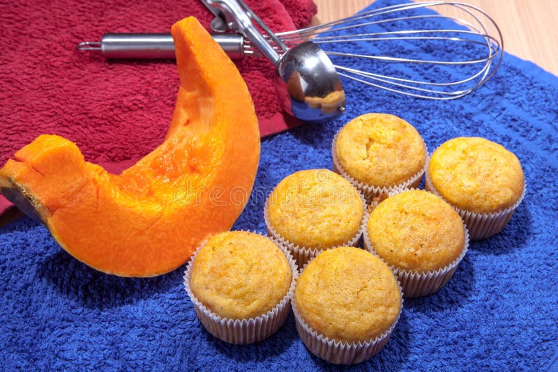Sex muffin på kökshanddukar royaltyfri bild Sex muffin på kökshanddukar royaltyfri bild