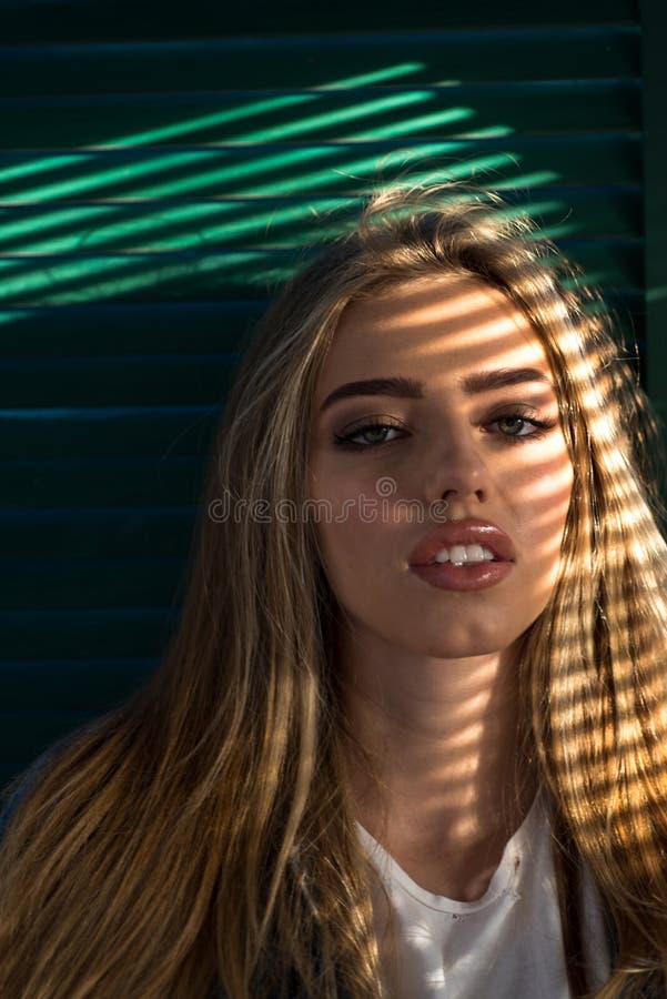 Sexig blond kvinna med perfekt makeup Kvinnligt sk?nhetanletebegrepp royaltyfri bild Sexig blond kvinna med perfekt makeup Kvinnligt sk?nhetanletebegrepp royaltyfri bild