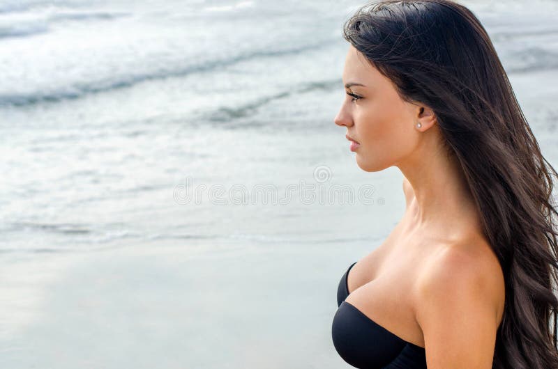 Sexig flicka som ser havet arkivfoto