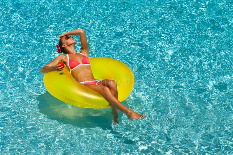 Sexig kvinna i bikini som tycker om sommarsolen och garvar under ferier i pöl royaltyfri fotografi Sexig kvinna i bikini som tycker om sommarsolen och garvar under ferier i pöl royaltyfri fotografi