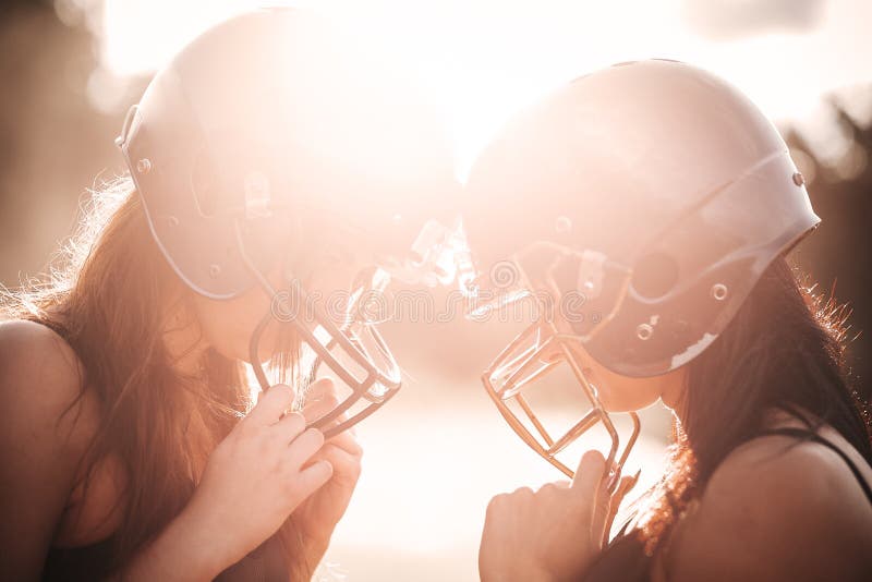 Sexiga unga sportive flickor i likformig av rugbyfotbollsspelaren i handling på stadion För kvinnaspelare för amerikansk fotboll royaltyfri fotografi Sexiga unga sportive flickor i likformig av rugbyfotbollsspelaren i handling på stadion För kvinnaspelare för amerikansk fotboll royaltyfri fotografi