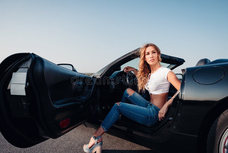 Beautiful Young Chick Get Nice Action with Her Bf in a Car