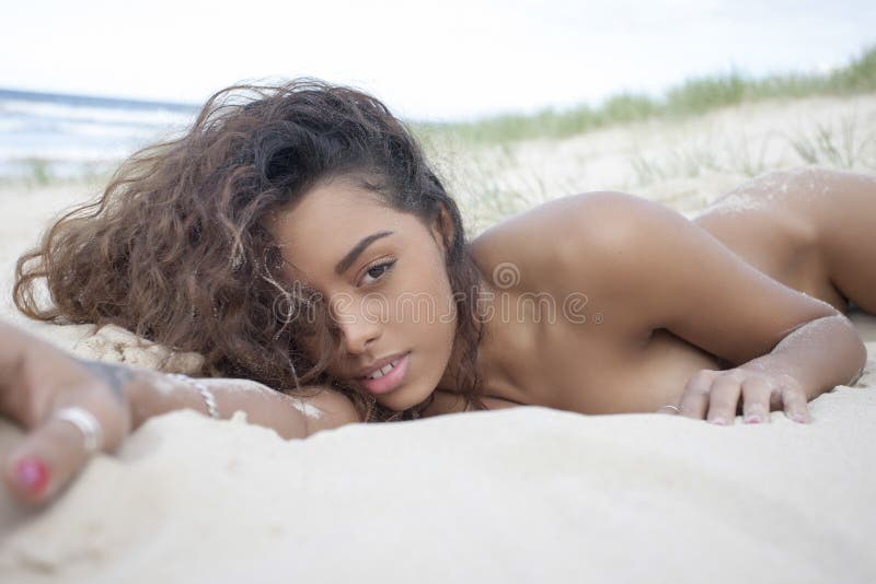 Sexy Brunette, der auf dem Strand schläft lizenzfreie stockbilder Sexy Brunette, der auf dem Strand schläft lizenzfreie stockbilder