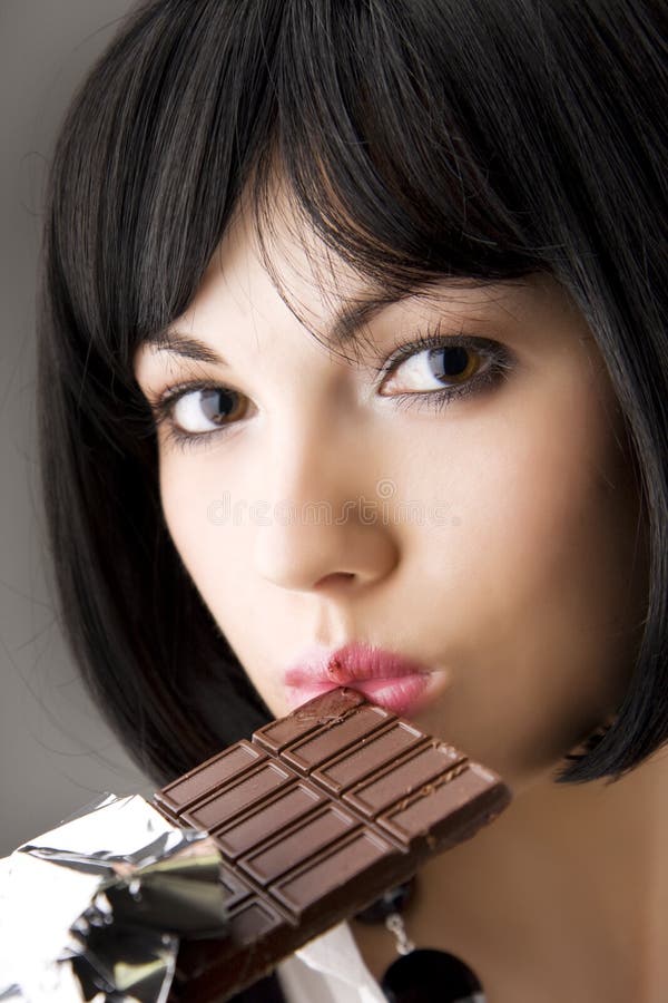 brunette, who eats chocolate