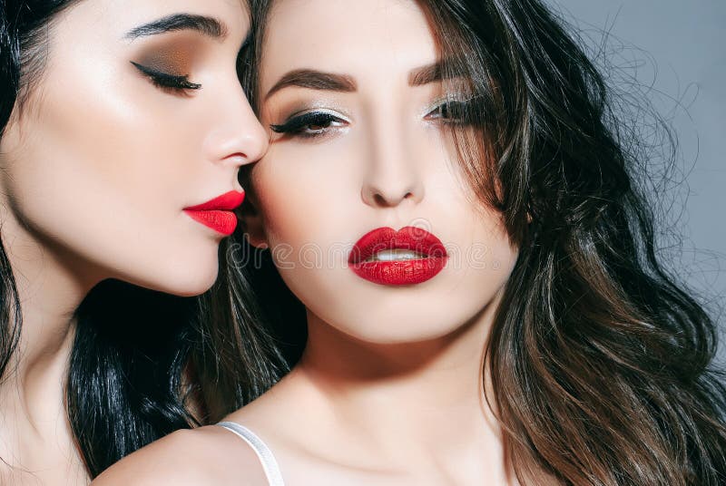 Lesbienne Baiser Gros Seins Sexy Lèvres Féminines Filles Romantiques Amour Désir érotique