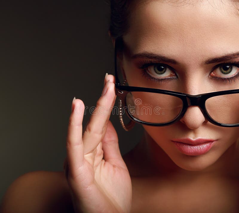 Sexy Frau in den modernen Gläsern. Nahaufnahme stockfotografie Sexy Frau in den modernen Gläsern. Nahaufnahme stockfotografie