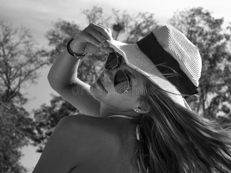 Sexy Frau in der Sonnenbrille und in einem Hut stockfoto Sexy Frau in der Sonnenbrille und in einem Hut stockfoto