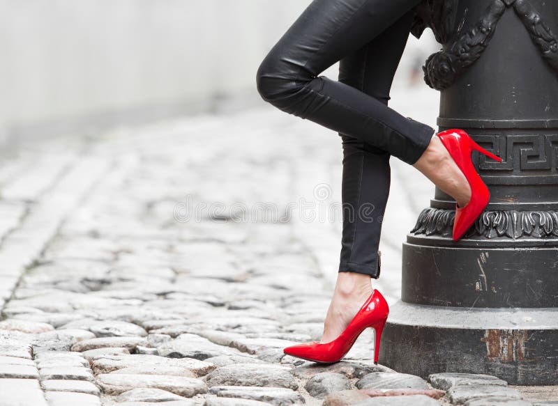 Sexy Frau, die rote Schuhe des hohen Absatzes in der Stadt trägt stockfotos Sexy Frau, die rote Schuhe des hohen Absatzes in der Stadt trägt stockfotos
