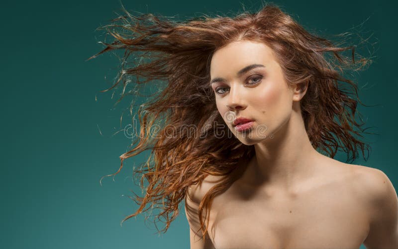 Sexy Frau mit dem Fliegenhaar auf Grün lizenzfreies stockfoto Sexy Frau mit dem Fliegenhaar auf Grün lizenzfreies stockfoto