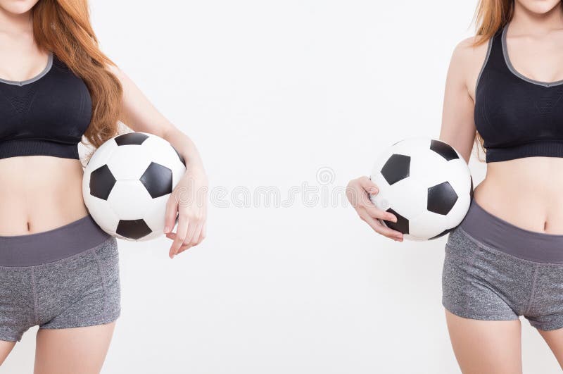 Sexy Frauenkörper mit Fußball lizenzfreie stockfotografie Sexy Frauenkörper mit Fußball lizenzfreie stockfotografie