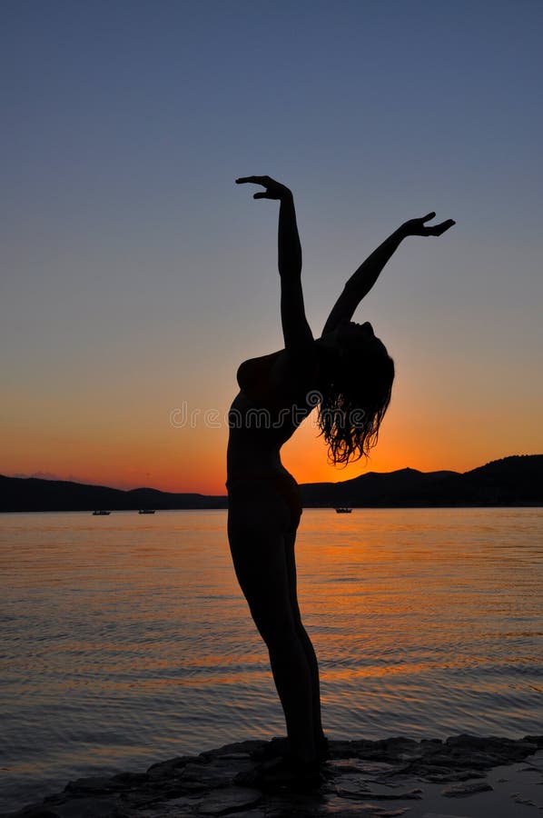 girl posing in Hawaii at sunset on the beach