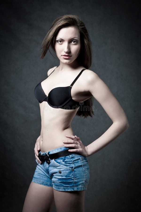 Sexy jonge zelfverzekerde brunette royalty-vrije stock foto Sexy jonge zelfverzekerde brunette royalty-vrije stock foto