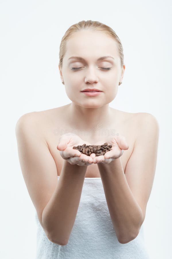 Sexy junge attraktive Frau mit Kaffeebohnen herein lizenzfreie stockbilder Sexy junge attraktive Frau mit Kaffeebohnen herein lizenzfreie stockbilder