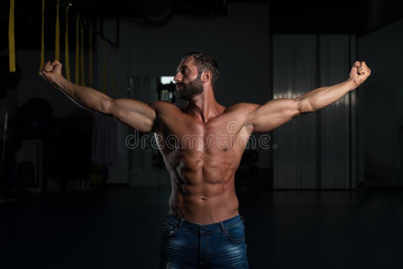 Sexy lateinischer Mann, der in der Turnhalle aufwirft stockbilder Sexy lateinischer Mann, der in der Turnhalle aufwirft stockbilder