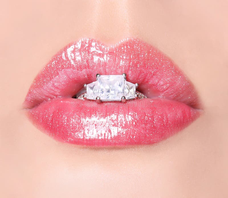 Sexy Lippen met Diamond Ring. Schoonheids Roze Lipgloss. Mond