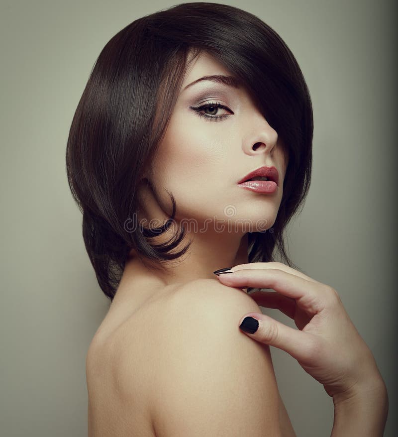 Sexy make-upvrouw. Zwarte korte haarstijl stock afbeelding Sexy make-upvrouw. Zwarte korte haarstijl stock afbeelding