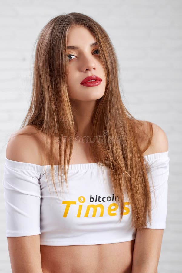 Sexy meisje met lang haar en rode lippen in witte bovenkant stock afbeeldingen Sexy meisje met lang haar en rode lippen in witte bovenkant stock afbeeldingen