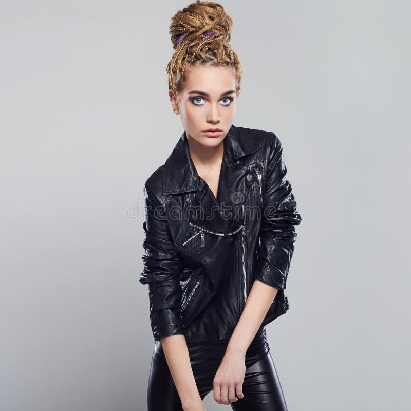 Sexy mooi meisje met dreadlocks punk rock jonge vrouw in leer stock afbeelding Sexy mooi meisje met dreadlocks punk rock jonge vrouw in leer stock afbeelding