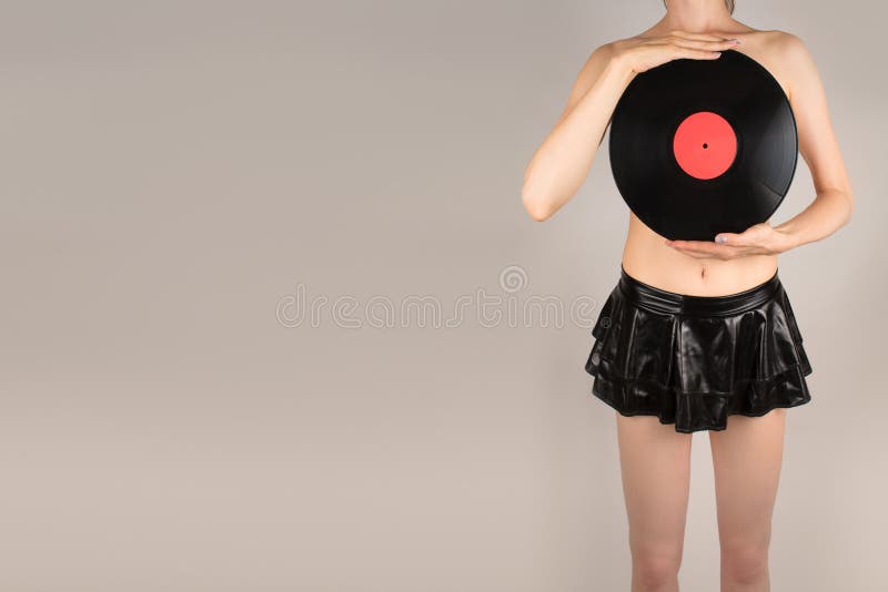 Sexy naakt meisje in zwarte korte rok die met vinylschijven wordt behandeld stock afbeeldingen Sexy naakt meisje in zwarte korte rok die met vinylschijven wordt behandeld stock afbeeldingen