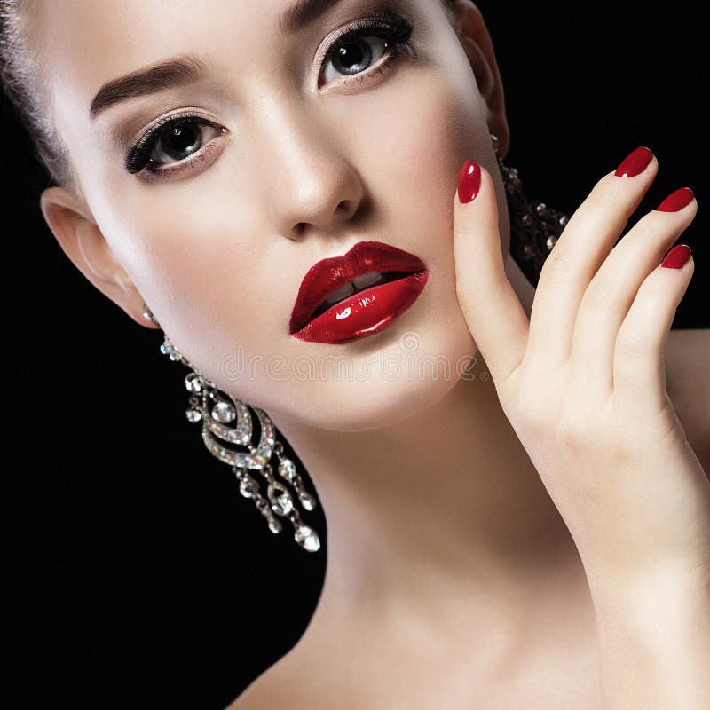 Sexy Schoonheidsmeisje met Rode Lippen en Spijkers Luxevrouw, juwelenoorringen De Brunette van de manier stock foto's Sexy Schoonheidsmeisje met Rode Lippen en Spijkers Luxevrouw, juwelenoorringen De Brunette van de manier stock foto's