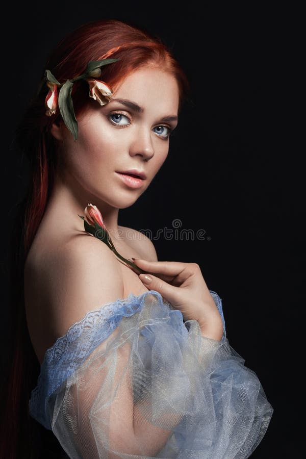 Sexy schönes Rothaarigemädchen mit dem langen Haar in der Kleiderbaumwolle Retro- Frauenportrait auf schwarzem Hintergrund Tiefe lizenzfreie stockfotos