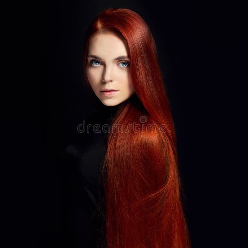 Sexy schönes Rothaarigemädchen mit dem langen Haar Perfektes Frauenporträt auf schwarzem Hintergrund Herrliches Haar und tiefe Au lizenzfreies stockbild