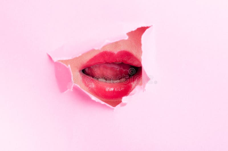 Sexy vrouwenmond met lippenstift door roze gescheurde raad stock fotografie Sexy vrouwenmond met lippenstift door roze gescheurde raad stock fotografie