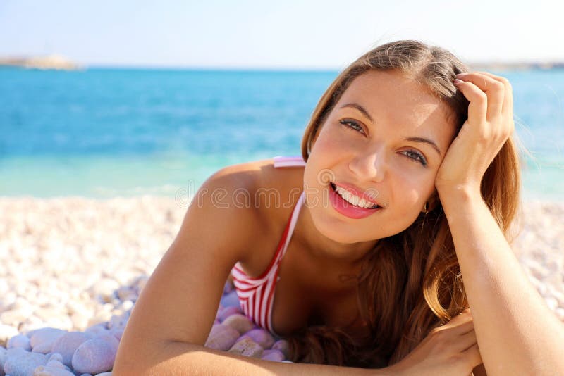 Sexy weibliche Fahrwerkbeine auf Sommerferien extrahieren copyspace Das junge lächelnde Frauengenießen entspannen sich das Lügen lizenzfreies stockbild Sexy weibliche Fahrwerkbeine auf Sommerferien extrahieren copyspace Das junge lächelnde Frauengenießen entspannen sich das Lügen lizenzfreies stockbild