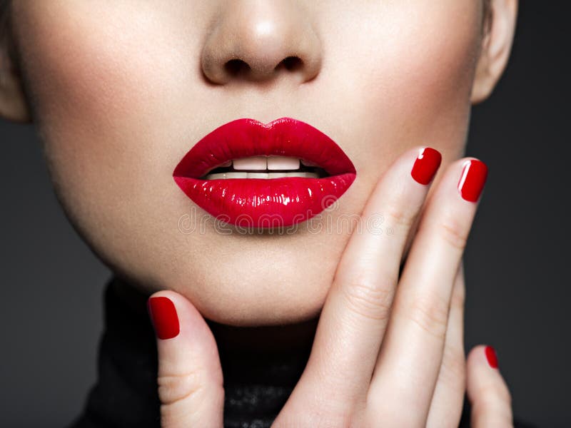 Sexy weibliche Lippen der Nahaufnahme mit rotem Lippenstift
