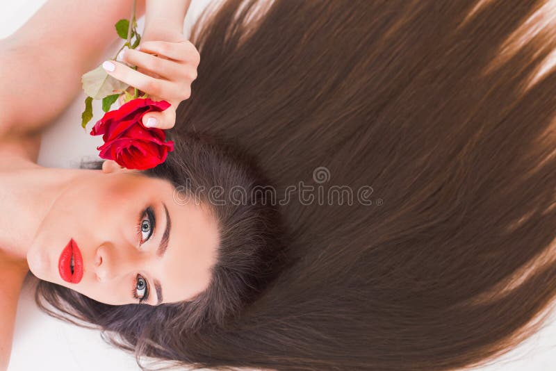Beauty Model Girl Red Roses Flower Wreath Fashion Makeup Flowers Stock  Photo by ©Subbotina 310173300