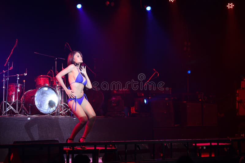 Hot Naked Girl Concert Pic