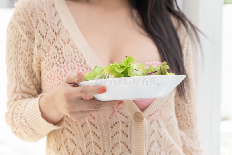 [Image: sexy-young-woman-eating-green-salad-heal...916709.jpg]