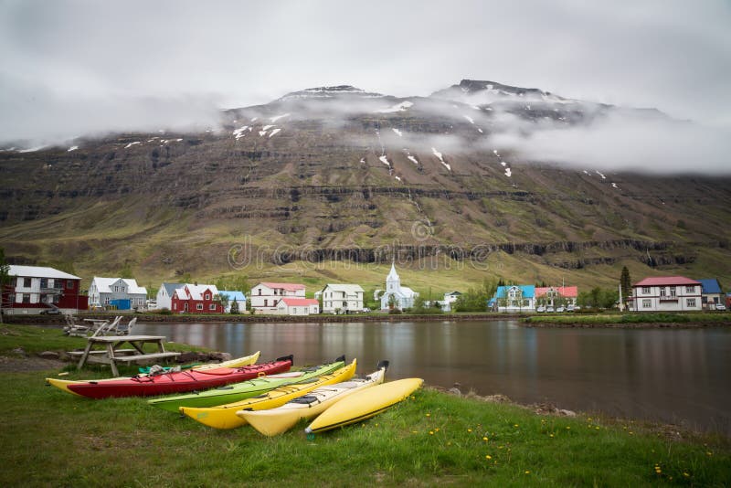 Seydisfjordur chmurny krajobraz, Wschodni Iceland zdjęcia royalty free