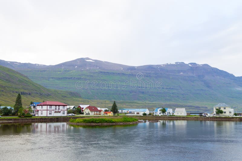 Seydisfjordur ha decorato la fine della casa su, punto di riferimento dell'Islanda fotografie stock Seydisfjordur ha decorato la fine della casa su, punto di riferimento dell'Islanda fotografie stock