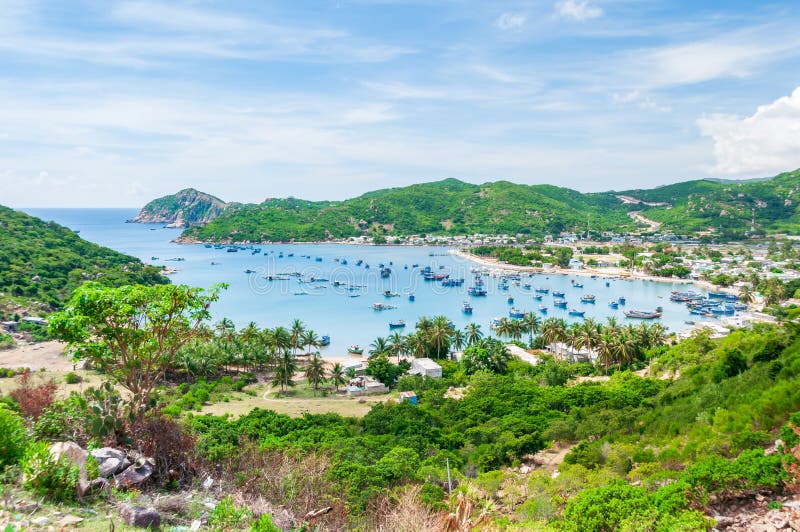 Vietnam is a country with a coastline 3,400 km long 2,112 miles. There are beautiful rock formations in the Center of the country. Vietnam is a country with a coastline 3,400 km long 2,112 miles. There are beautiful rock formations in the Center of the country