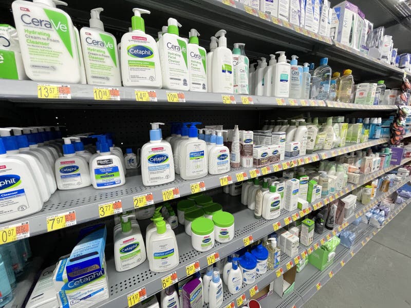 Loção no interior de uma loja Walmart de retalho e mercearia imagens de stock