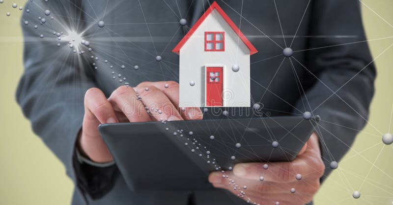 Seção mestra da pessoa do negócio que guarda a tabuleta digital com casa e que conecta pontos ilustração stock Seção mestra da pessoa do negócio que guarda a tabuleta digital com casa e que conecta pontos ilustração stock