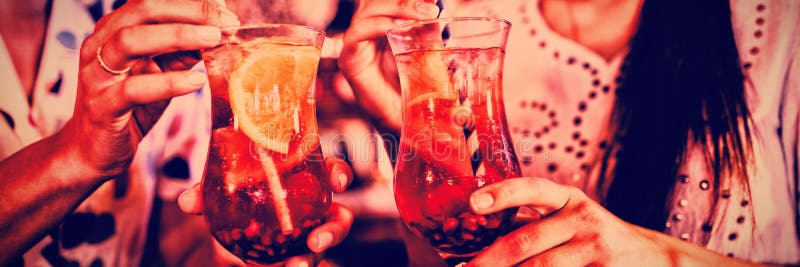 Seção mestra de duas jovens mulheres que têm bebidas do cocktail fotografia de stock royalty free Seção mestra de duas jovens mulheres que têm bebidas do cocktail fotografia de stock royalty free