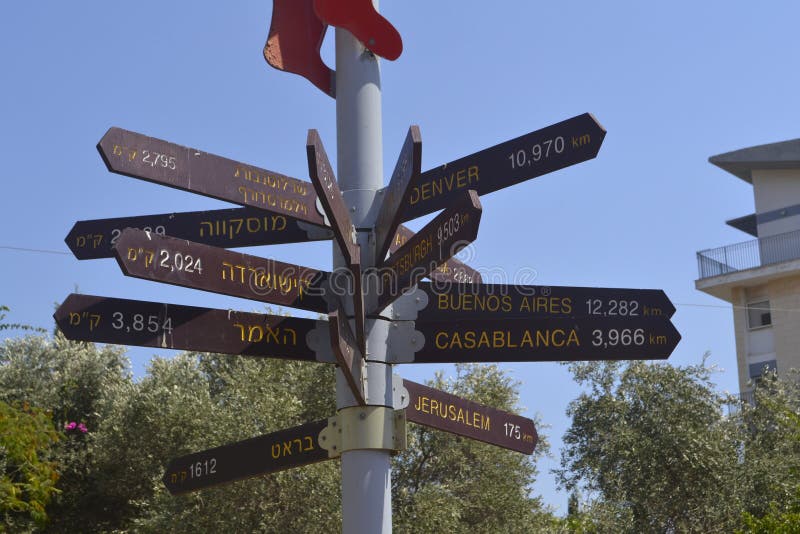 Señal de carretera multidireccional con distancia a las ciudades foto de archivo libre de regalías Señal de carretera multidireccional con distancia a las ciudades foto de archivo libre de regalías