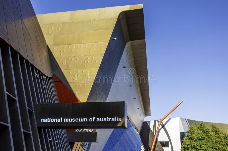Señal de entrada a la sombra del emblemático Museo Nacional de Australia, Canberra fotos de archivo Señal de entrada a la sombra del emblemático Museo Nacional de Australia, Canberra fotos de archivo