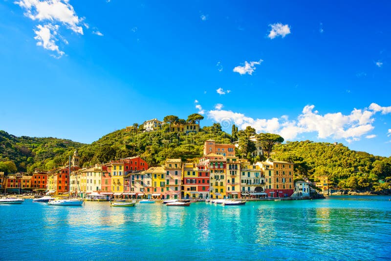 Señal de lujo del pueblo de Portofino, opinión del panorama Camogli, Italia