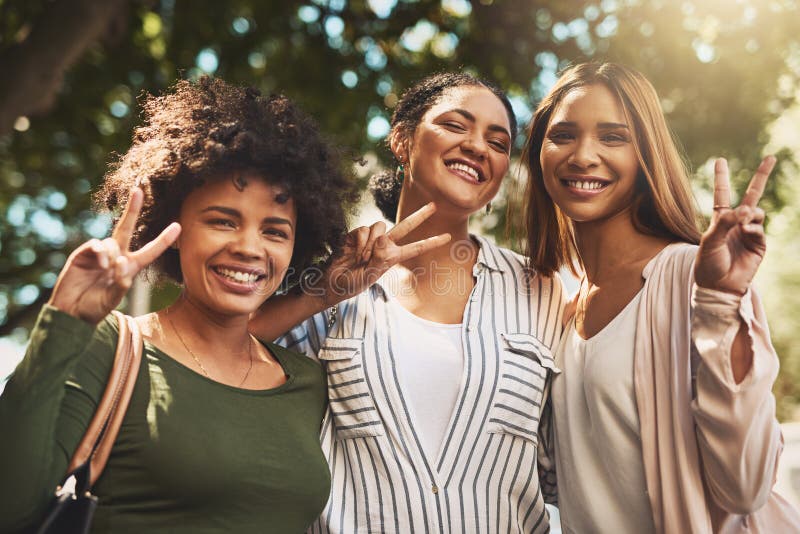 Señal de paz comercial y retrato con mujeres amigas al aire libre para descanso en unión o apoyo. abrazo emoticono imágenes de archivo libres de regalías