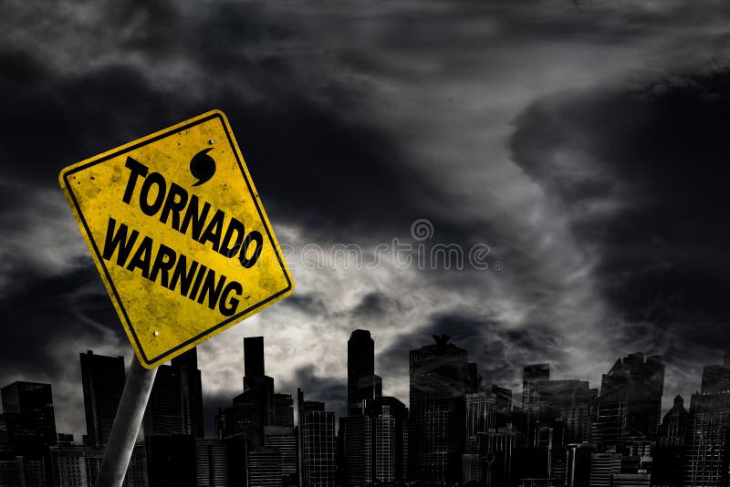 Señal de peligro del tornado contra silueta de la ciudad con el espacio de la copia foto de archivo libre de regalías Señal de peligro del tornado contra silueta de la ciudad con el espacio de la copia foto de archivo libre de regalías