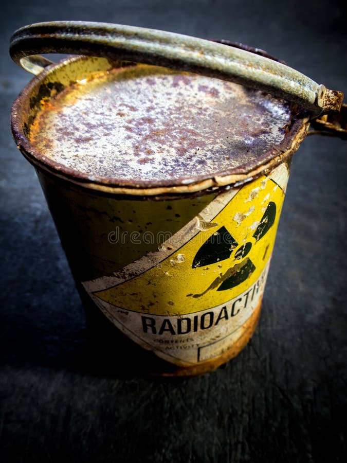 Señal de peligro de la radiación en el materi radiactivo oxidado y del decaimiento fotos de archivo Señal de peligro de la radiación en el materi radiactivo oxidado y del decaimiento fotos de archivo