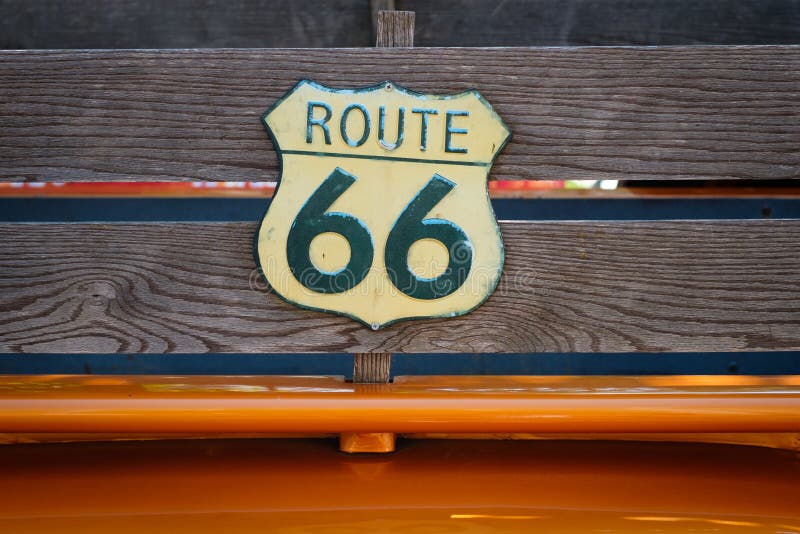 Señal de tráfico de la ruta 66 del vintage en tablones de madera de la camioneta pickup - libre illustration Señal de tráfico de la ruta 66 del vintage en tablones de madera de la camioneta pickup - libre illustration