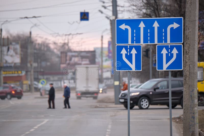 Señal de tráfico que apunta a varias rutas de carreteras en la calle de la ciudad. flechas de cartón para orientación sobre seguridad en el transporte urbano.