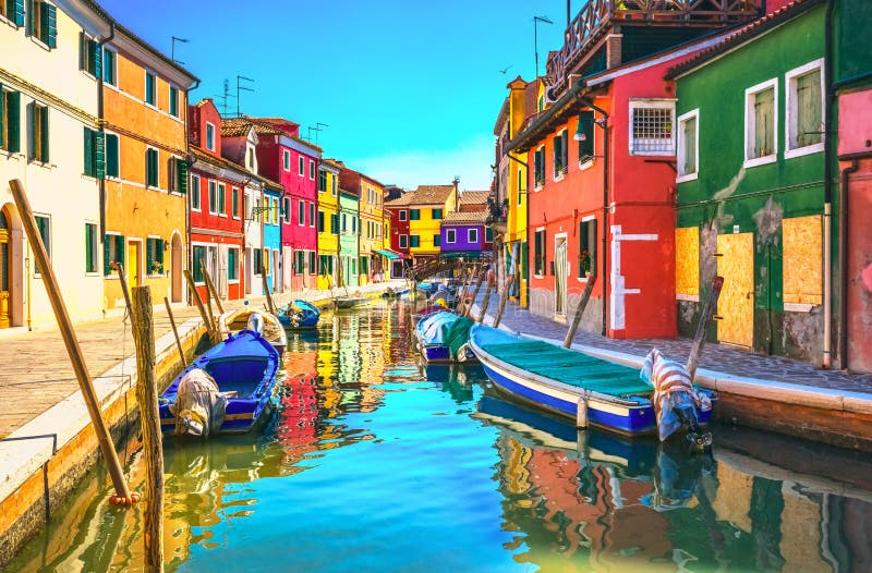 Señal de Venecia, canal de la isla de Burano, casas coloridas y barcos